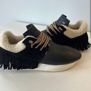 Esseutesse sherpa fringe shoes in black